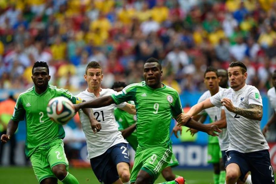I nigeriani Yobo e Emenike tentano di difendere la palla dalla carica francese di Koscielny e Mathieu. Afp